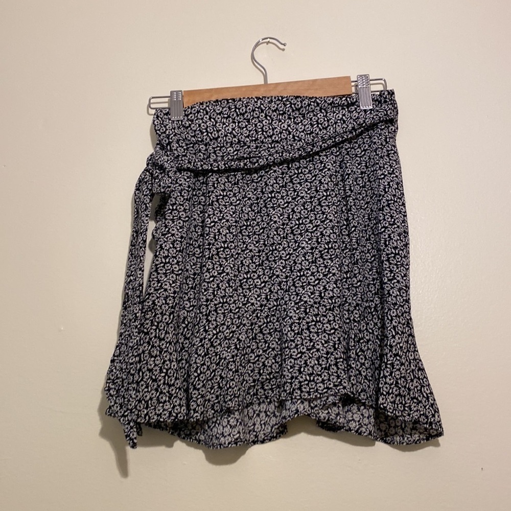 Sur La Cote Marea Skirt Black And White Floral Mini Wrap Skirt . Size M — image 5 of 8